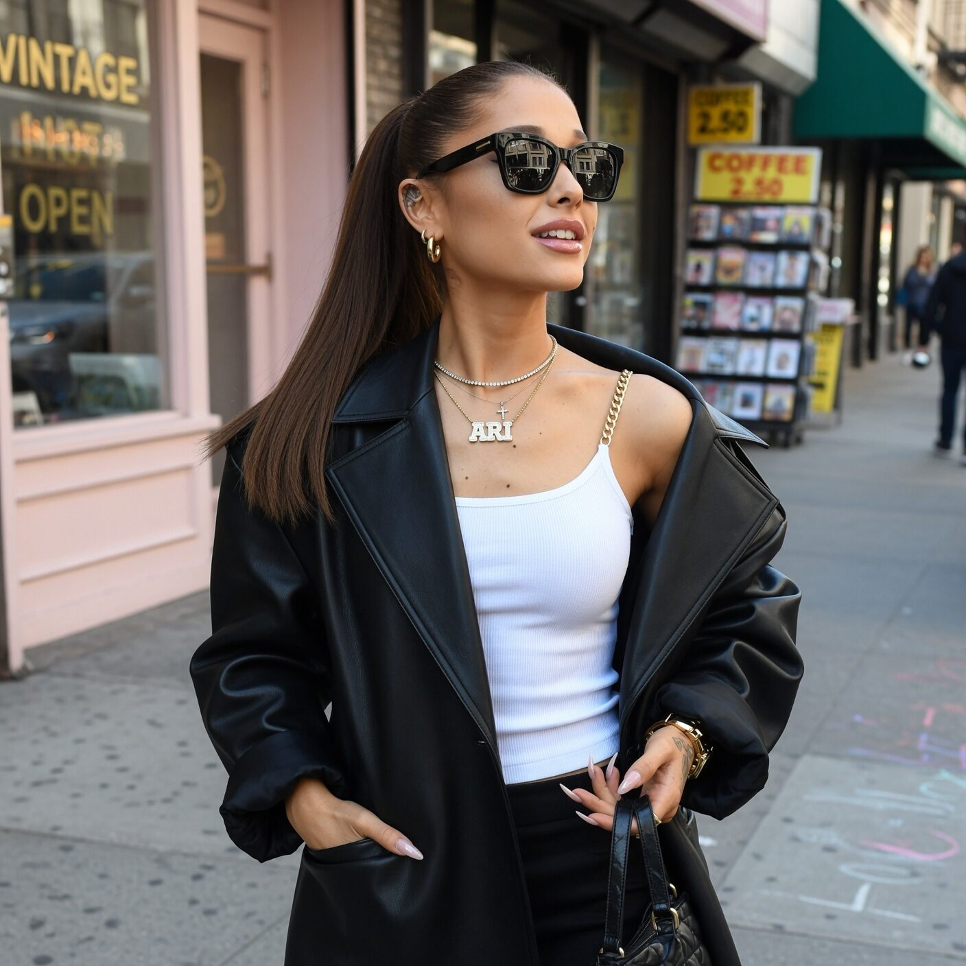 Ariana Grande with sunglasses